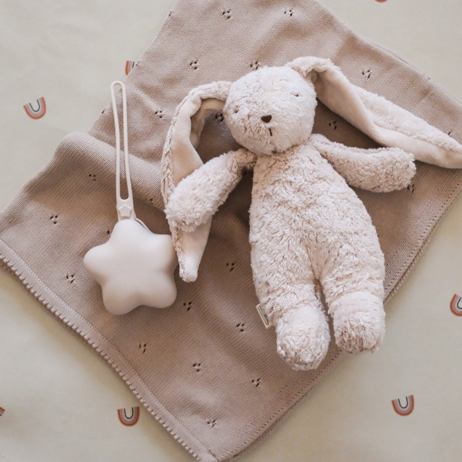 Moonie Organic Humming Bunny 2.0 - Sand – UrbanBaby shop